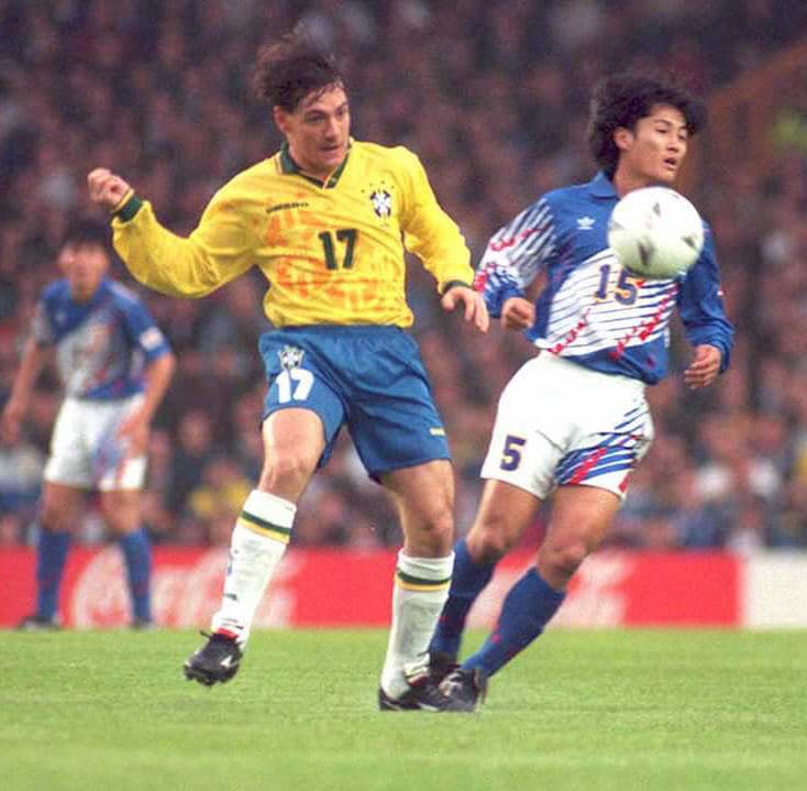 Miura se convirtió en referente de un fútbol japonés que, en 1990, parecía inexistente en el panorama mundial. Su experiencia en Brasil le sirvió para llevarla a Japón, donde fue campeón y goleador.