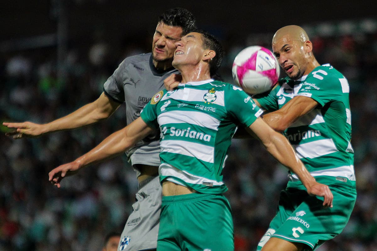 La disputa del balón fue constante, como en esta acción donde el brasileño Matheus Dória (derecha) gana en el duelo a su compañero Jesús Angulo (centro) y a Luis Guillermo Madrigal (izquierda).