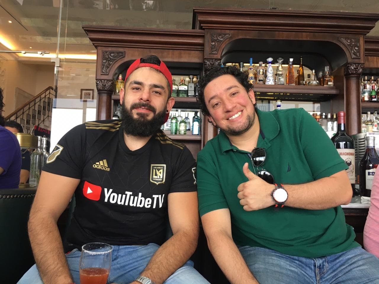 Gran ambiente en la Ciudad de México para vivir 'El gran Derbi' entre el Betis y el Sevilla.