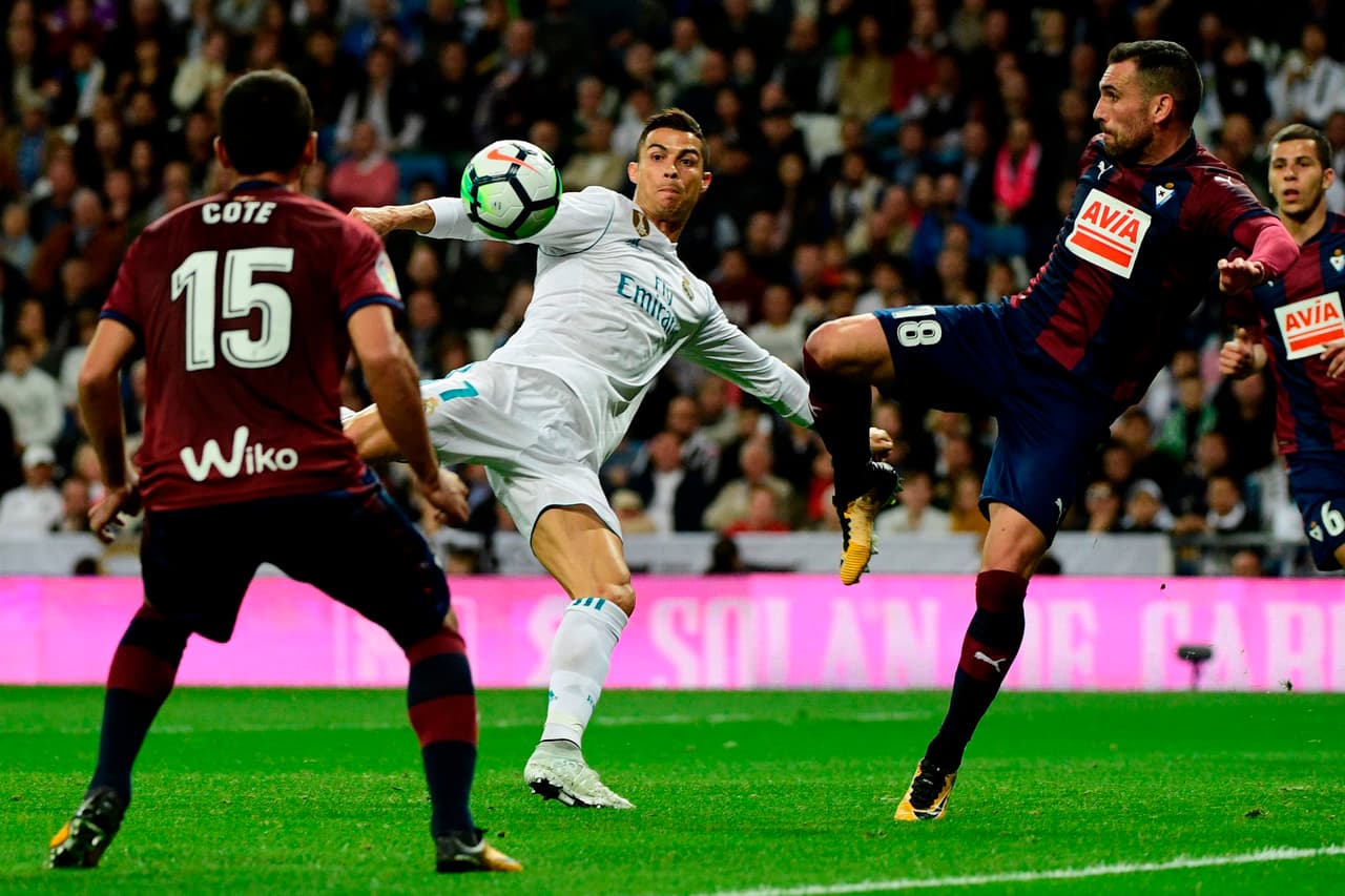 Comandados por Cristiano Ronaldo, los jugadores de Real Madrid buscaron aumentar el marcador.