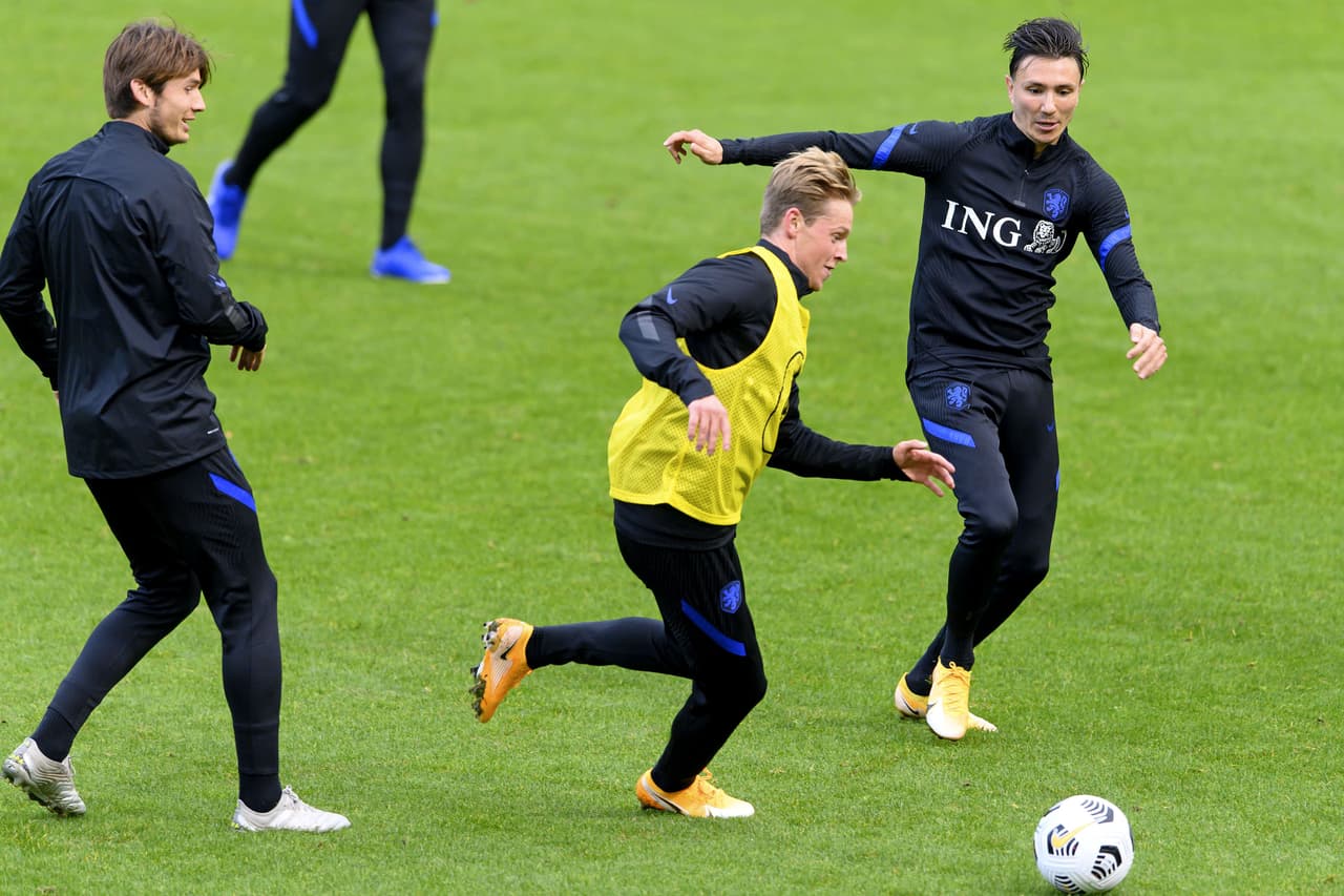 Selección holandesa pasea en bicicleta antes del entrenamiento