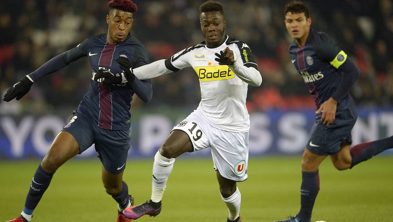 Para la campaña siguiente retornó al Angers que ya era equipo de Ligue 1 y se hizo importante como extremo derecho, jugando a pierna cambiada. En la 2016-17 jugó 33 partidos.