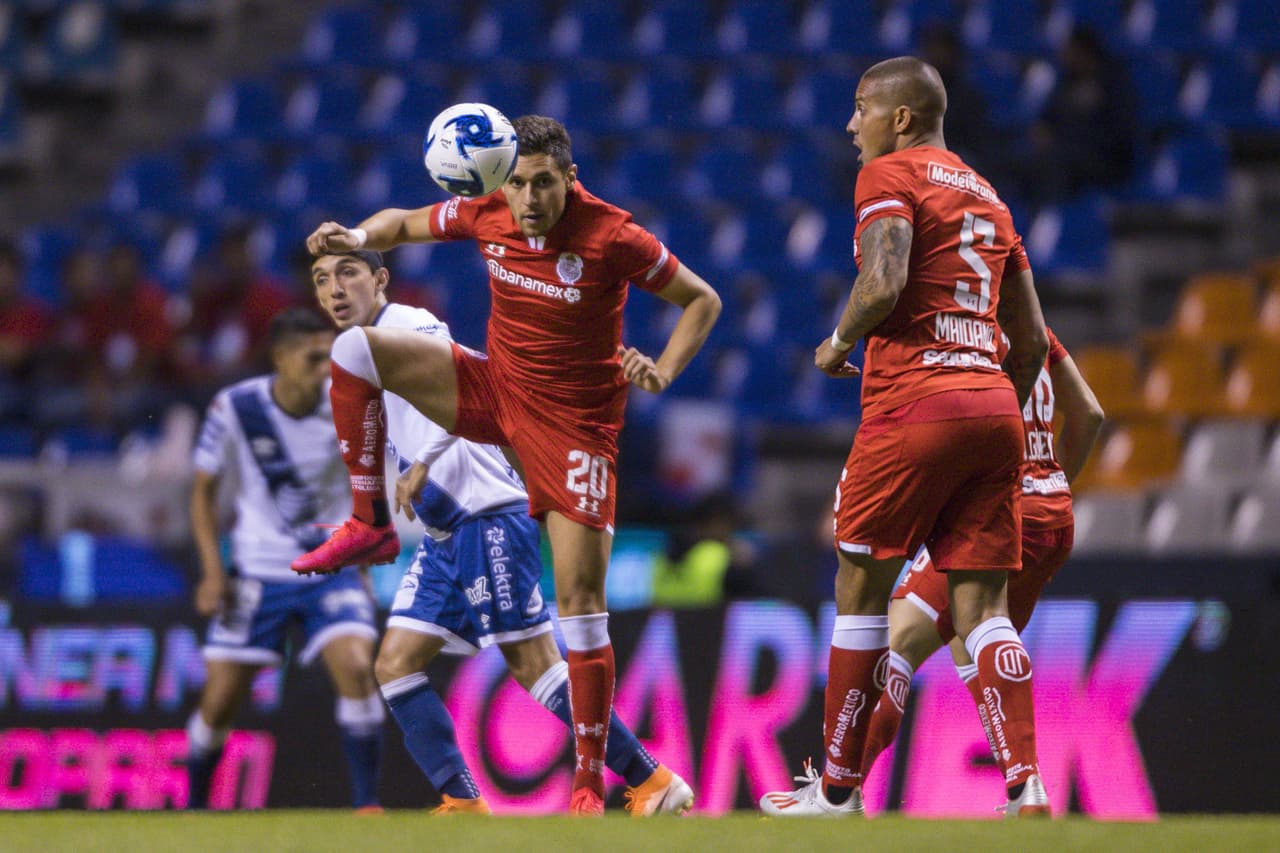 Con goles de Ángel Zaldívar y Christian Tabó, Puebla gana y se queda con los tres puntos en casa.