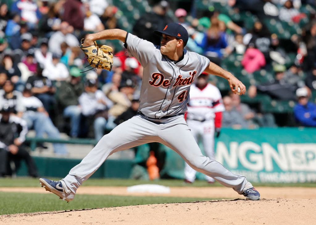Por parte de Detroit Matthew Boyd (2-2) recibió la esférica para subirl al móntículo para los Tigers. El zurdo cargó con el revés luego de mantenerse en el cerrito por espacio de 6.0 innings, en los que le atizaron cinco hits, le anotaron dos carreras y ponchó a nueve.