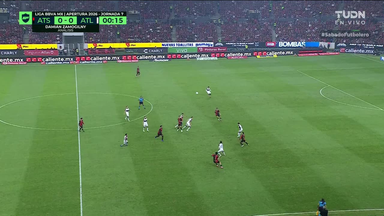 Arranca el partido y la pelota está en juego.