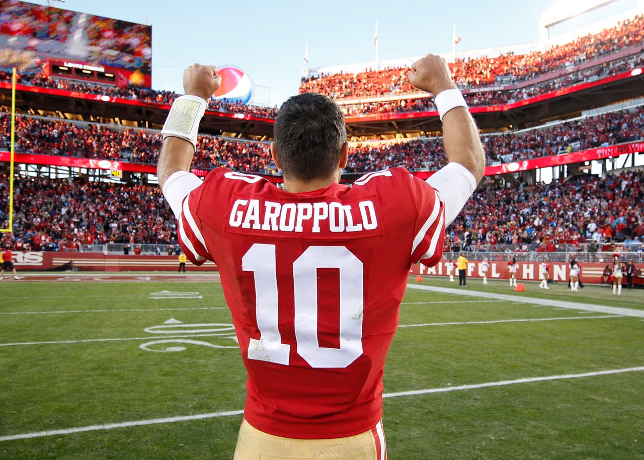 "Y vimos eso en otras posiciones también. Me refiero a al liniero defensivo
<a href="https://translate.googleusercontent.com/translate_c?depth=1&hl=es&ie=UTF8&prev=_t&rurl=translate.google.com&sl=en&sp=nmt4&tl=es&u=http://www.nfl.com/player/oliviervernon/2533534/profile&usg=ALkJrhjFq_i6PiIMcOsb08iREYKTHjQAsA">Olivier Vernon</a> recibiendo $17 millones por año de los
<a href="https://translate.googleusercontent.com/translate_c?depth=1&hl=es&ie=UTF8&prev=_t&rurl=translate.google.com&sl=en&sp=nmt4&tl=es&u=http://www.nfl.com/teams/newyorkgiants/profile%3Fteam%3DNYG&usg=ALkJrhihVG8k8nPtrKQVZyNs8zB1SoB00g">Giants</a> hace un par de años cuando los tipos del mismo nivel que estaban etiquetados (como jugador franquicia) estaban quedándose debajo de los $15 millones".