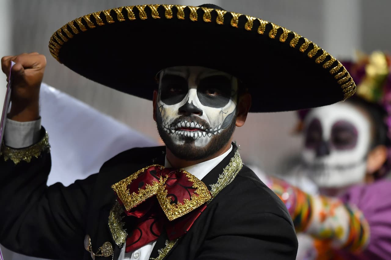 Con motivo de las fiestas de día de muertos para la próxima semana en México, los aficionados acudieron al estadio Victoria con vestimentas relacionadas por dicho motivo.