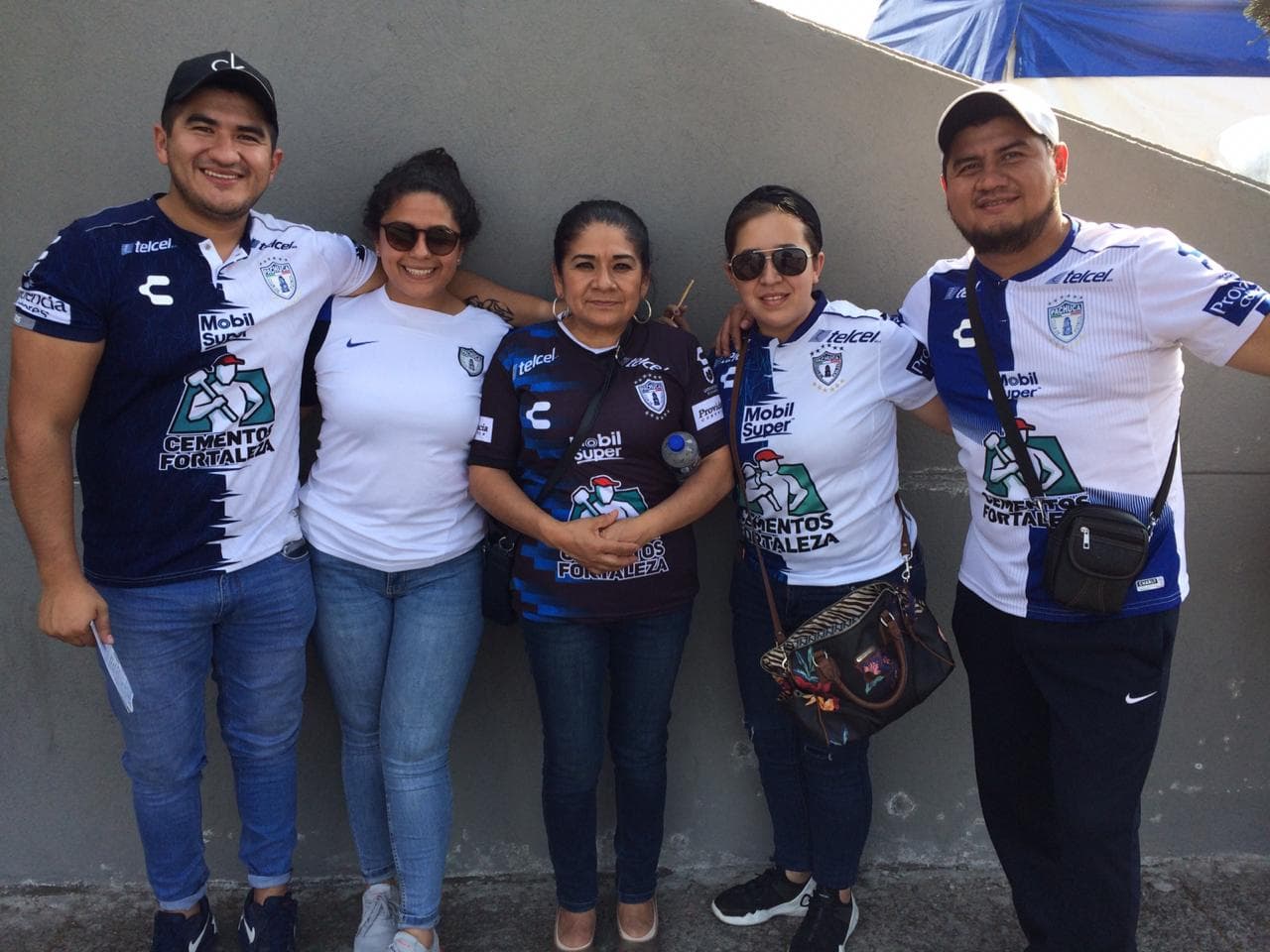 El estadio Azteca comienza a pintarse de azul para el juego entre la máquina y los tuzos.
