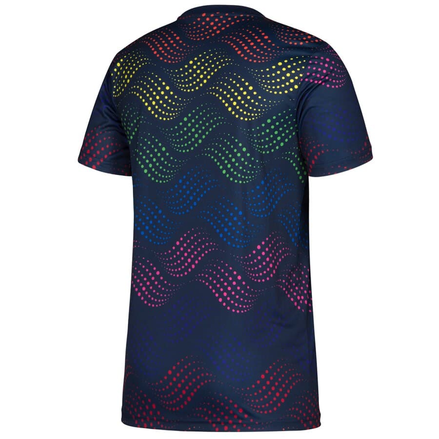 Como parte de la iniciativa 'Soccer For All', que busca la inclusión de todas las personas en el fútbol, la MLS ya ha dado a conocer algunas de las playeras de calentamiento que usarán los equipos la próxima semana en la Noche del Orgullo. Además, los dorsales de los jerseys de compeyencia tendrán los colores de la bandera de la comunidad LGBTI.