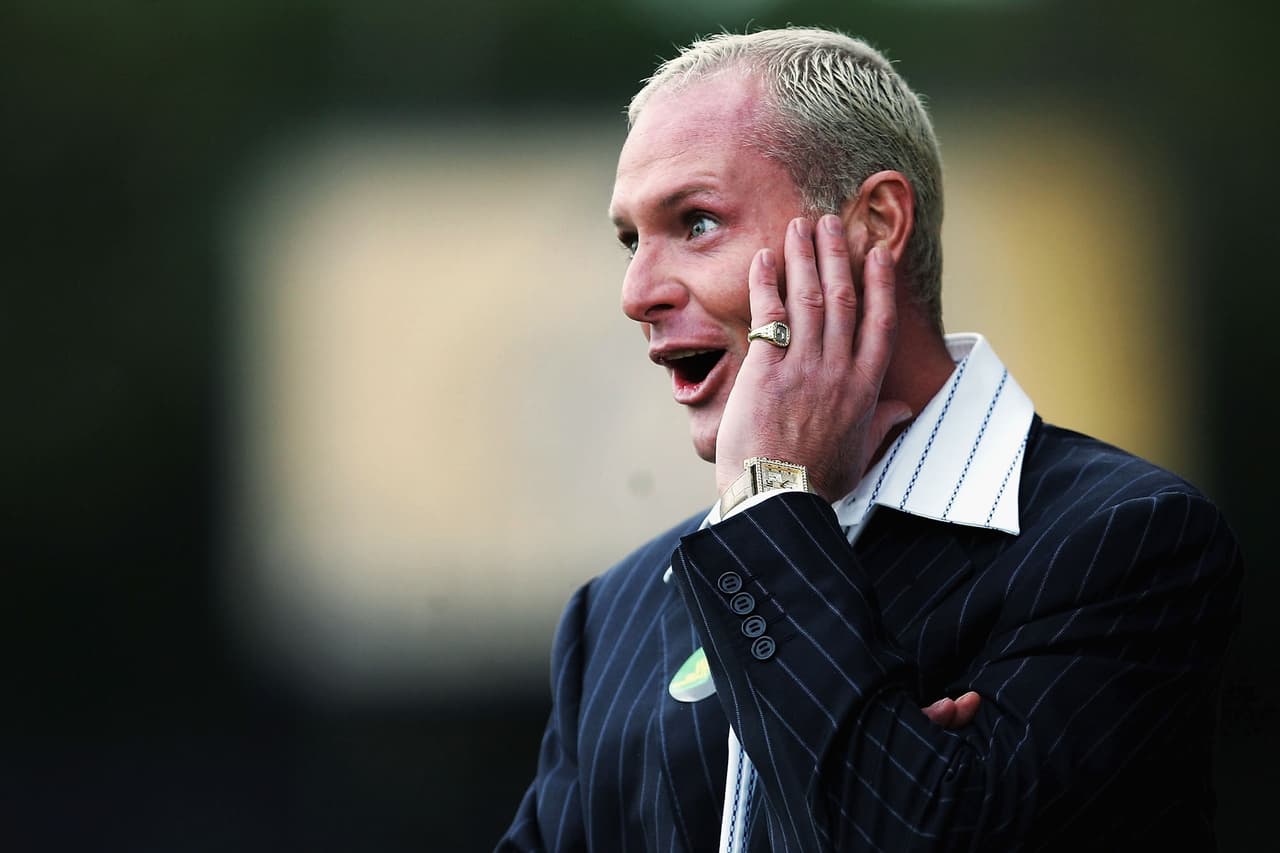 No solo el inglés ha sido arrestado por la policía, sino que en 2011 tras un accidente automovilístico que por poco le cuesta la vida intentó entrar en rehabilitación para cambiar sus hábitos.