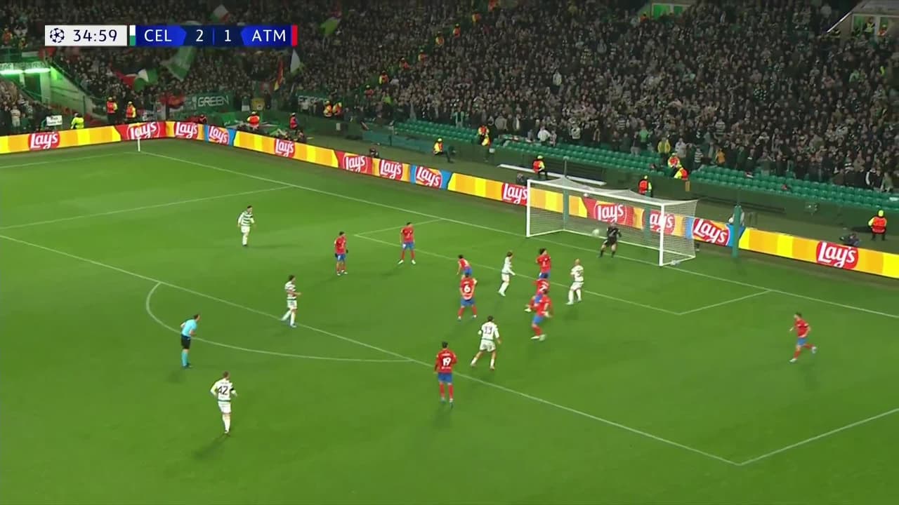 ¡TIRO ATAJADO! disparo por Matt O'Riley.