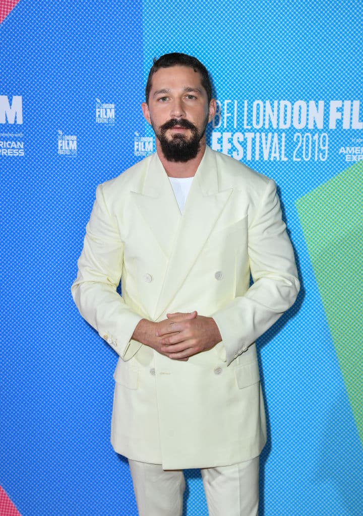 Una serie de circunstancias le llevan a encontrarse con Tyler (LaBeouf) un delincuente que también se ha dado a la fuga y que se convertirá en su entrenador y aliado.
<br>