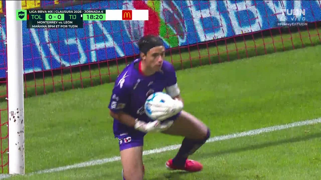 ¡TIRO ATAJADO! disparo por Pável Pérez.