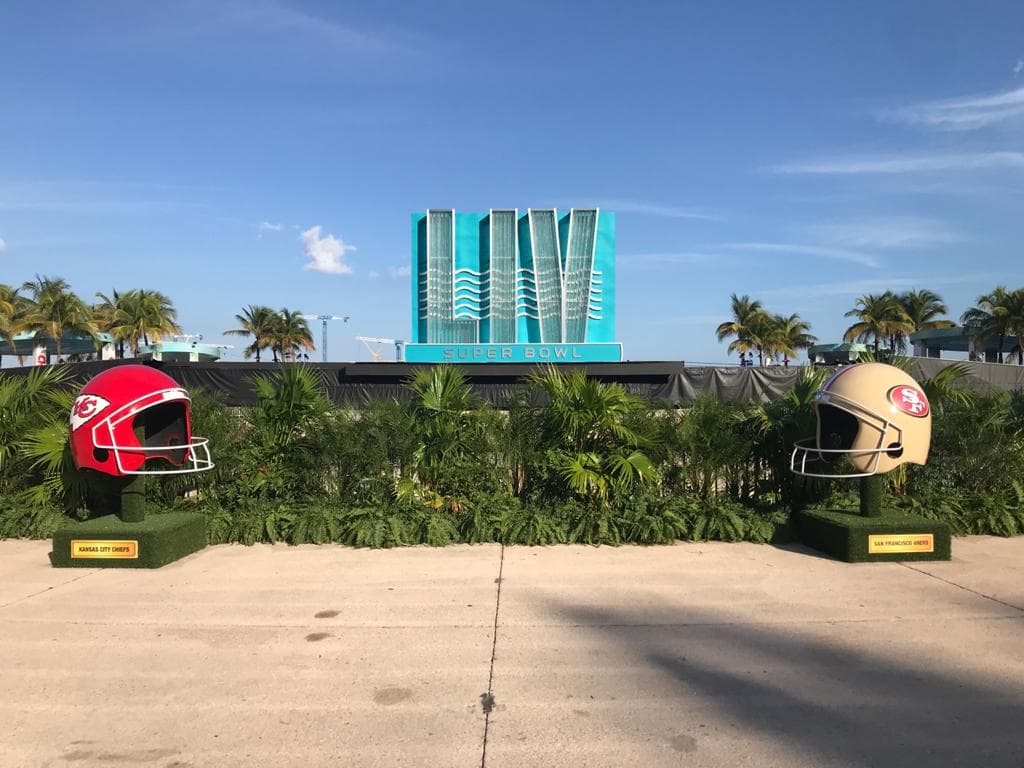 Los aficionados a la NFL pueden disfrutar un espacio para ellos antes del Super Bowl LIV entre San Francisco y Kansas City.