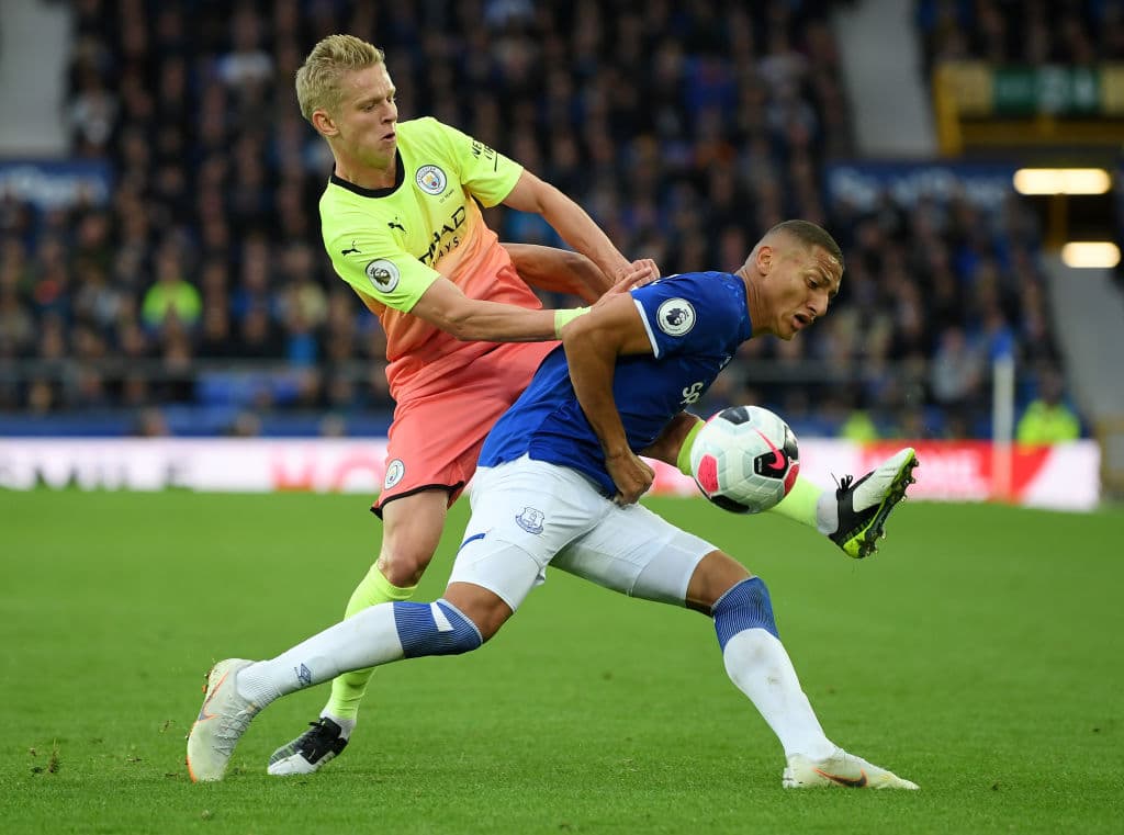 Con goles de Gabriel Jesus al 24, Riyad Mahrez al 71 y Raheem Sterling al 84 el City se impusi de visita al Everton.