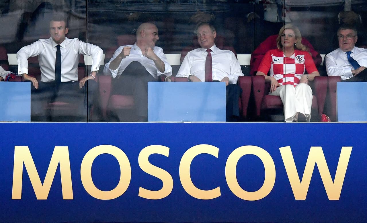 Cómo fue una costumbre a lo largo del Mundial 2018, el presidente de la FIFA Gianni Infantino se posicionó enmedio de los dirigentes, y justo a un lado del mandatario ruso con quien compartió algunos comentarios antes del silbatazo inicial, mientras los 'rivales' pasaban segundos de nerviosismo y ansiedad.