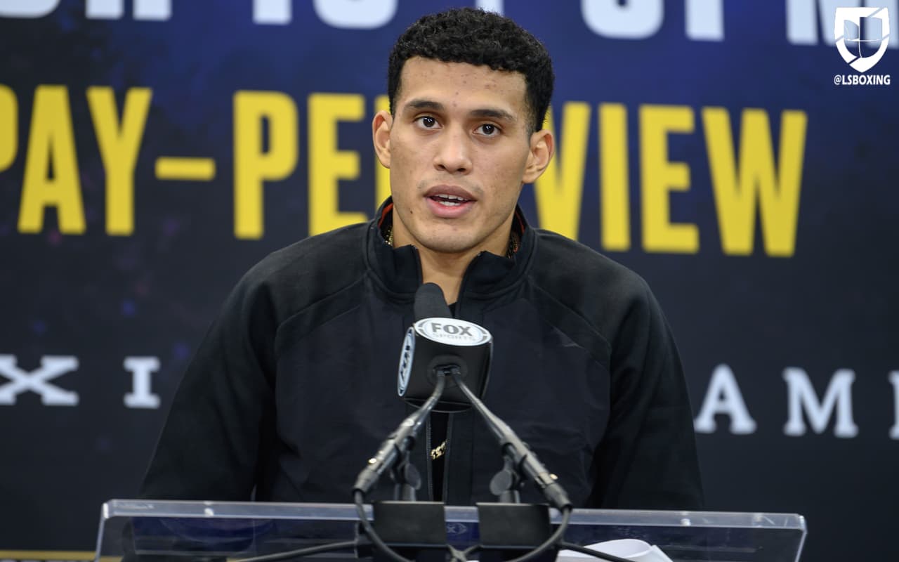 David 'El Bandera Roja' Benavidez y J'Leon Love se calentaron durante la conferencia de prensa.