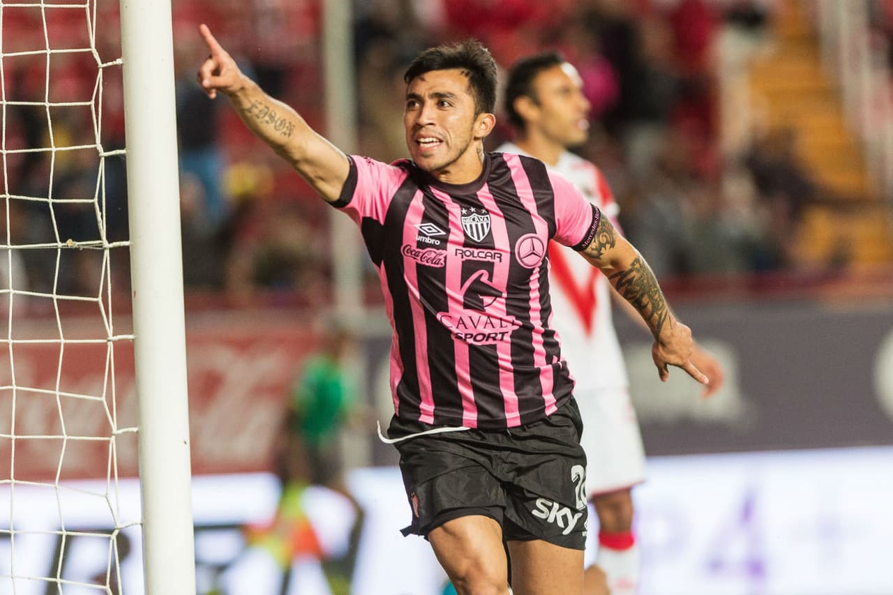 <b>Volante ofensivo: Edson Puch</b>
<br>El seleccionado chileno llegó para “robarse” la liga. Su torneo pasado con Necaxa fue sobresaliente y muchos especialistas lo consideran el mejor jugador del Apertura 2016. Los Rayos eran unos con Puch y otros sin él.