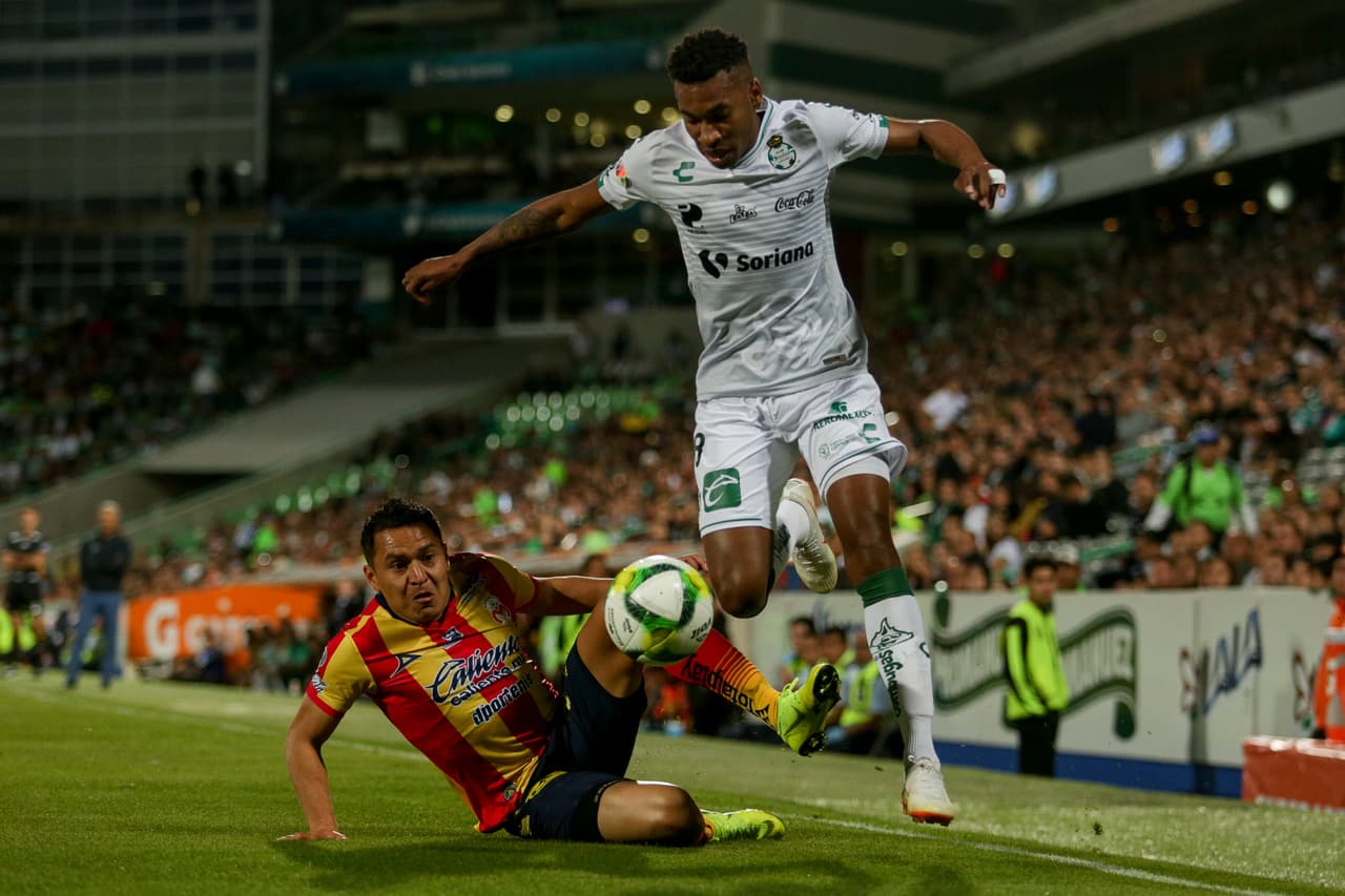 En el segundo tiempo Santos Laguna buscó el gol para marcar la diferencia, aquí con el ecuatoriano Eduar Preciado (derecha).