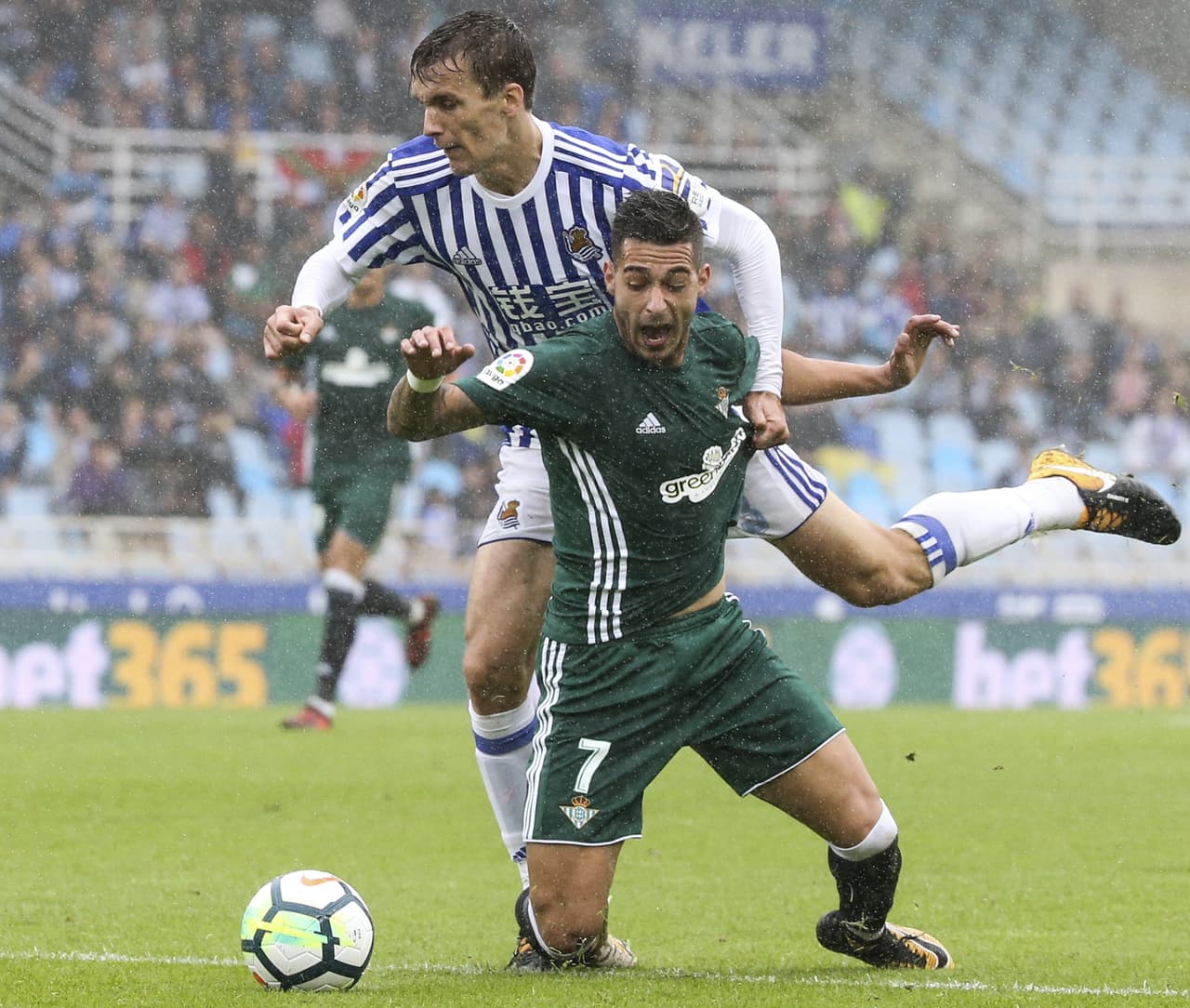 En Anoeta los goles fueron los protagonistas, en una jornada que estuvo pasada por agua en San Sebastián. El juego entre vascos y andaluces acabó con un 4-4 en los cartones.