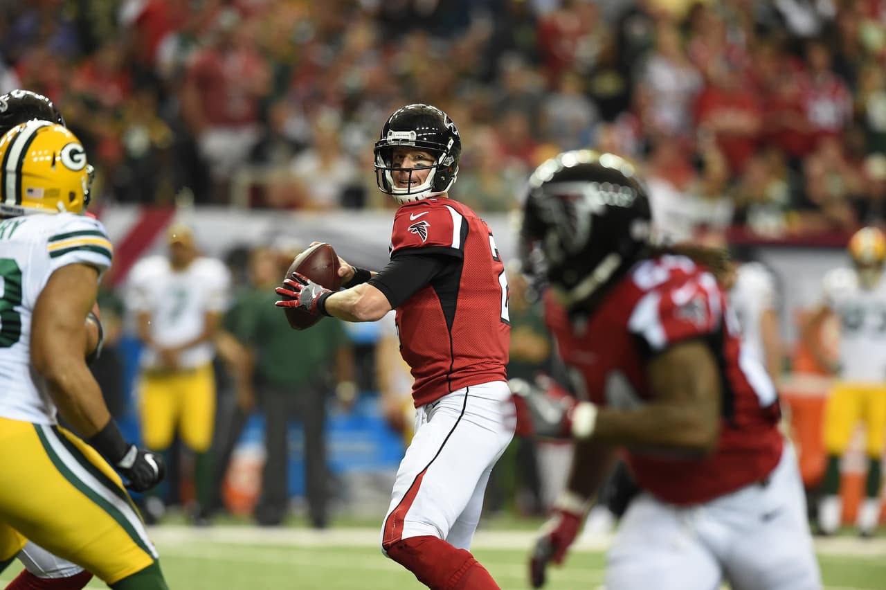 <b>Matt Ryan – QB, Atlanta Falcons</b>
<br>El mariscal de campo más menospreciado de la NFL volvió a dar un juegazo teniendo enfrente a un gigante como Rodgers. ‘Matty Ice’ no se achicó y completó 28 de 35 pases para 288 yardas y tres touchdowns. Lideró la serie ofensiva de la ajustada victoria 33-32 sobre Green Bay en los segundos finales, además que no pudo contar con su receptor estrella al 100 por ciento (Julio Jones) por un golpe en la rodilla.