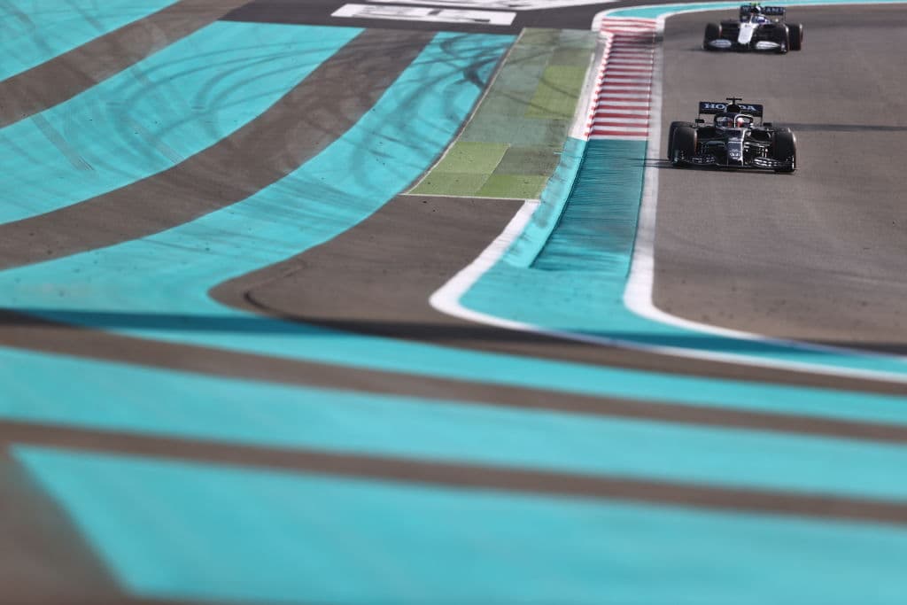 Luego de que en la Práctica Libre 1 Max Verstappen pudo superar a Lewis Hamilton, el piloto británico tuvo su revancha en la segunda sesión y con un tiempo de 1:23.691 fue amplio dominador. Por su parte el mexicano Sergio Pérezterminó en la quinta posición aunque tuvo que venir de atrás pues se ubicó en la posición 14 on el compuesto medio y su rendimento no fue el esperado.