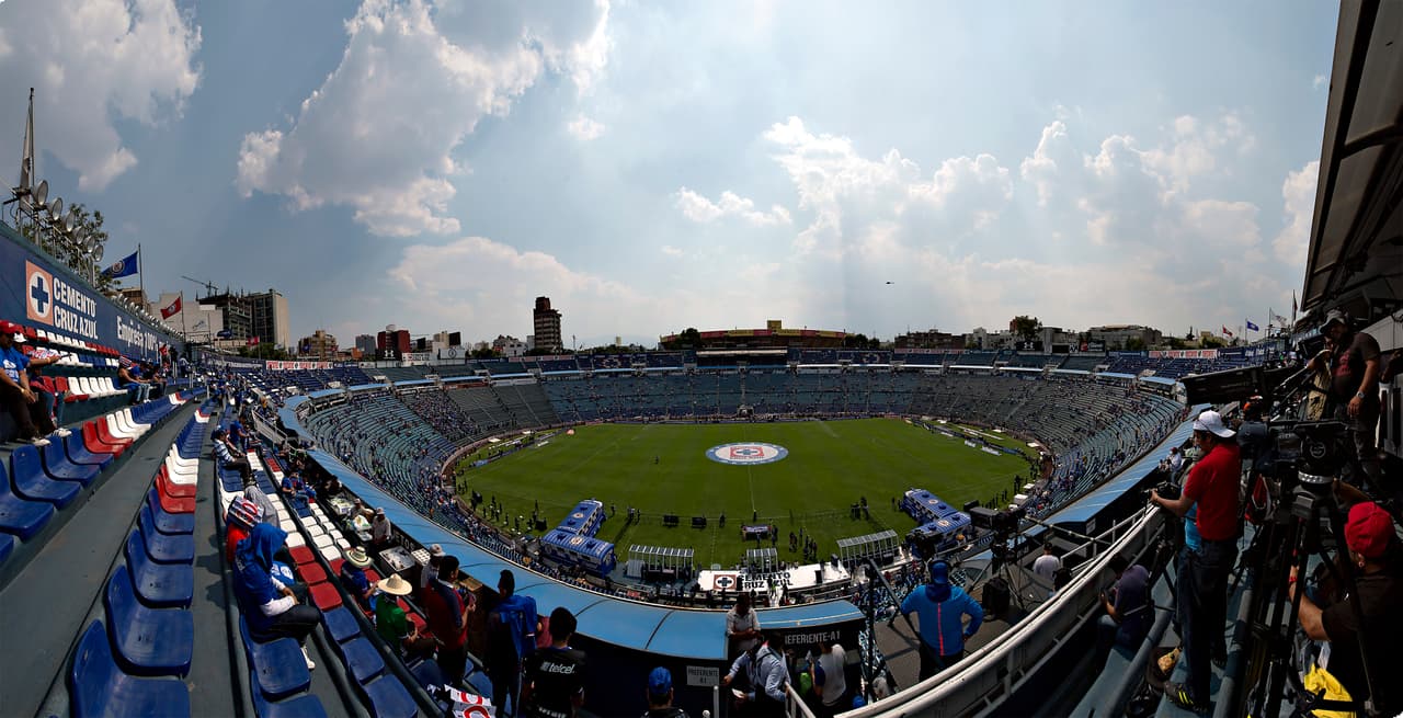 Fue la última tarde del estadio Azul, el último partido de fútbol soccer que se disputó en el histórico inmueble capitalino y que se despidió con un triunfo de Cruz Azul 2-0 sobre Monarcas Morelia.