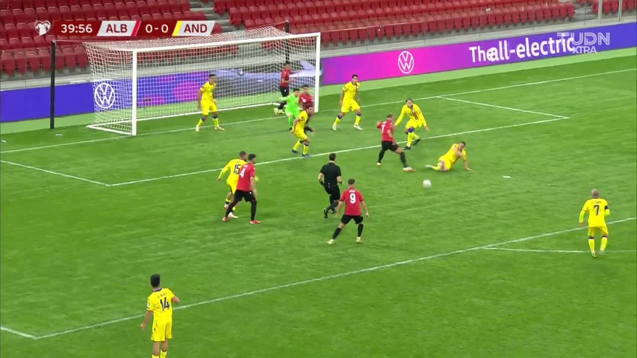 ¡TIRO ATAJADO! disparo por Myrto Uzuni.