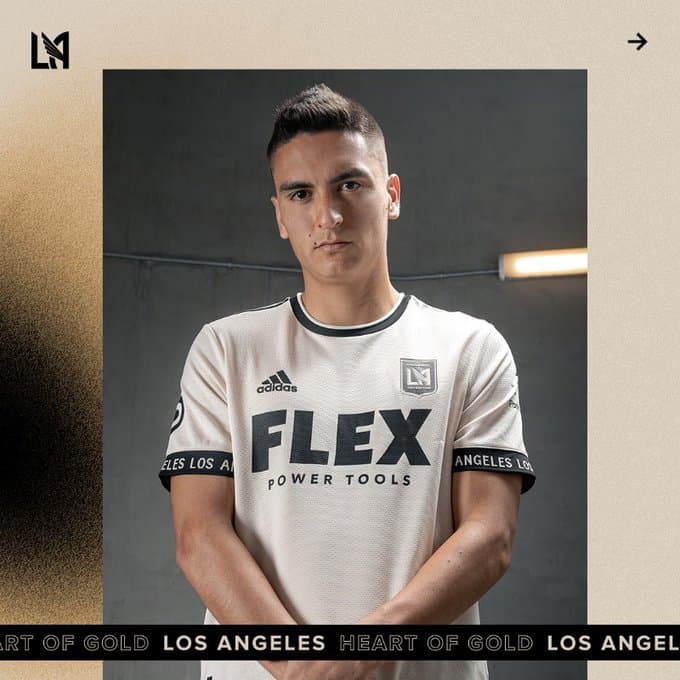 Con nuevo sponsor y en tonos claros.