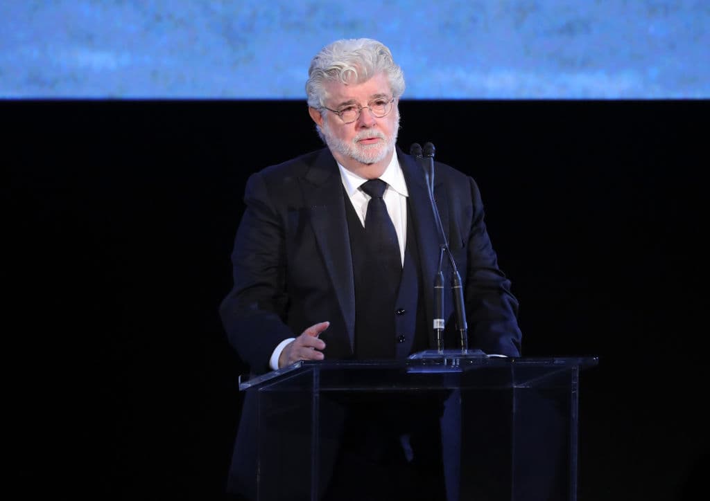 La base principal de la riqueza de George es que es el creador de la aclamada saga de “Star Wars”, además Lucas decidió venderle su estudio de producción “Lucasfilm” a Disney, mismos que pagaron 4 mil millones de dólares por él.