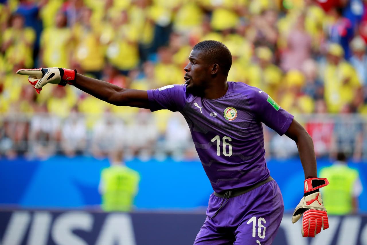 El arquero de Senegal, Khadim N'Diaye, hizo la primera salvada del juego.