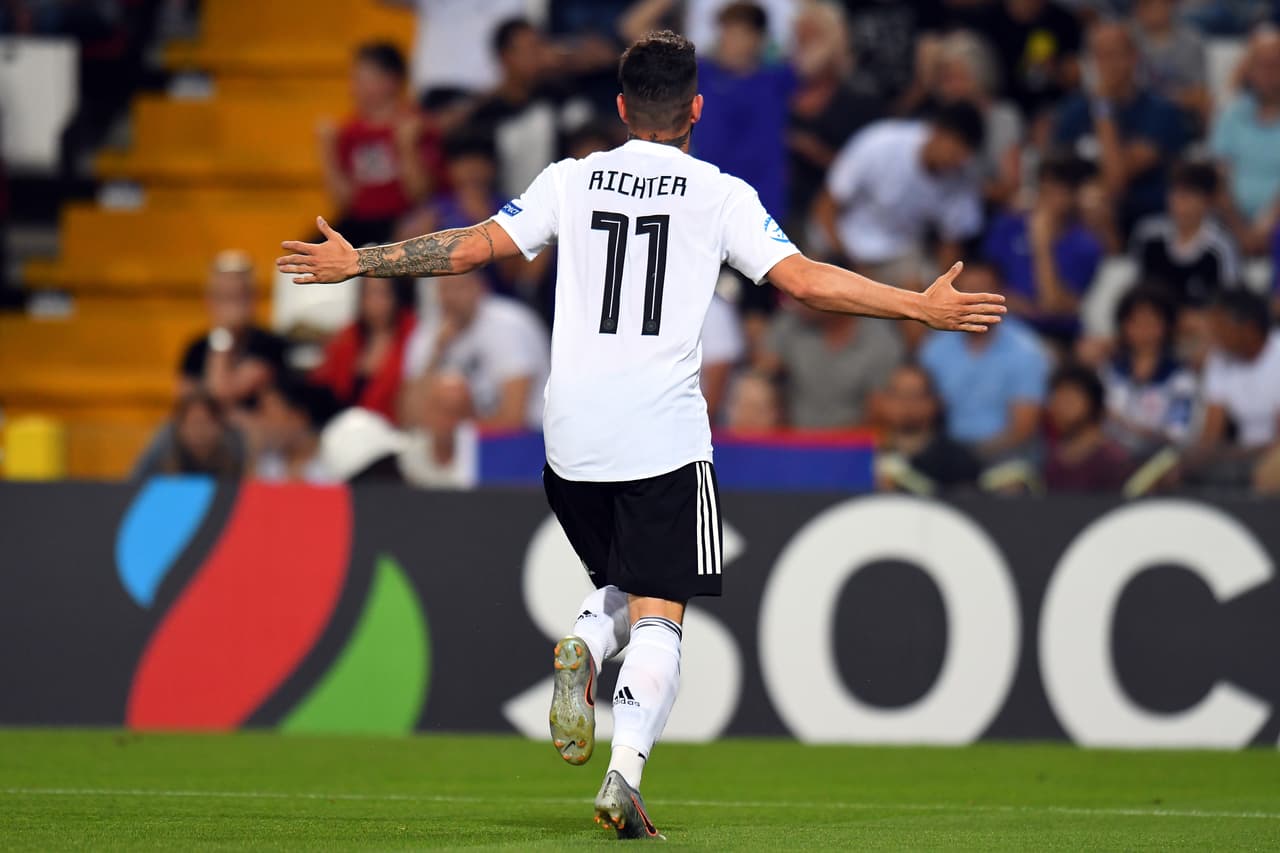 Alemania dio un paso aplastante al golear 6-1 a Serbia en el Grupo B del Europeo Sub-21, donde es líder y buscará ratificar contra Austria el primer lugar en su zona en el torneo juvenil, clasificatorio a Juegos Olímpicos.