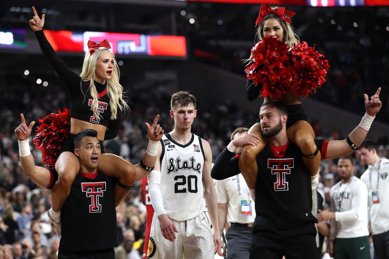 El color y la fiesta son protagonistas en la definición del básquetbol universitario de la NCAA, que tuvo de nuevo a los hinchas y a las porristas como los ejemplos de la alegría fuera de la competencia.