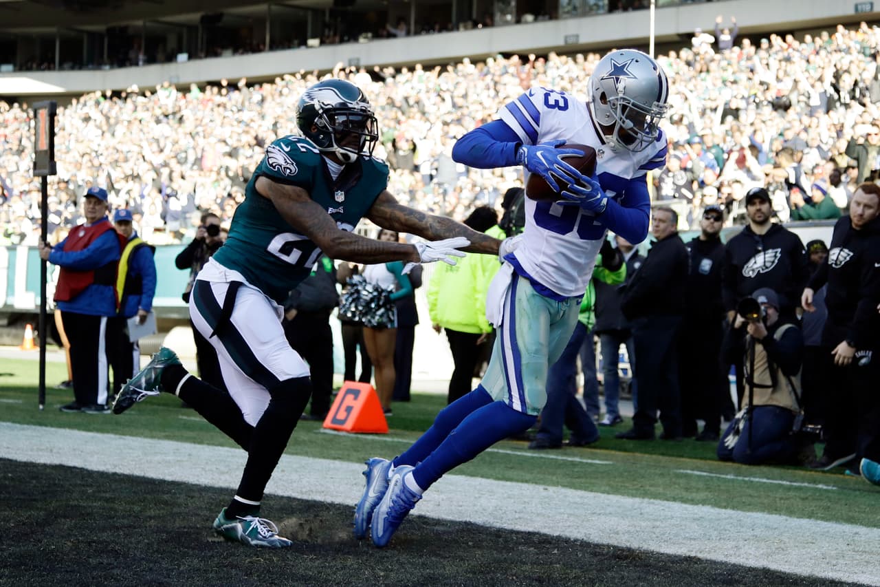 Dallas Cowboys' Terrance Williams (83) pulls in a touchdown pass against Philadelphia Eagles' Nolan Carroll (22) during the first half of an NFL football game, Sunday, Jan. 1, 2017, in Philadelphia. (AP Photo/Matt Rourke)