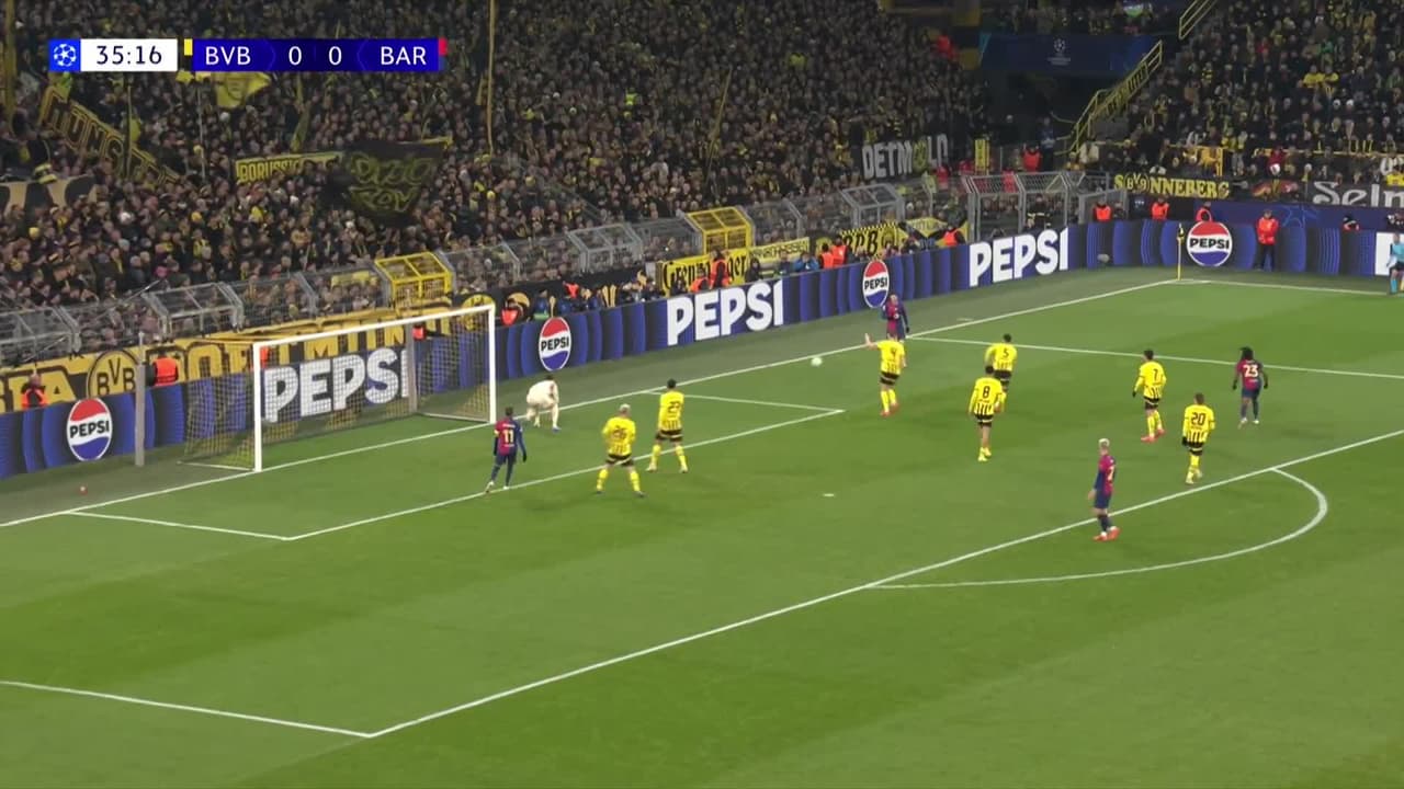 ¡TIRO ATAJADO! disparo por Jules Koundé.