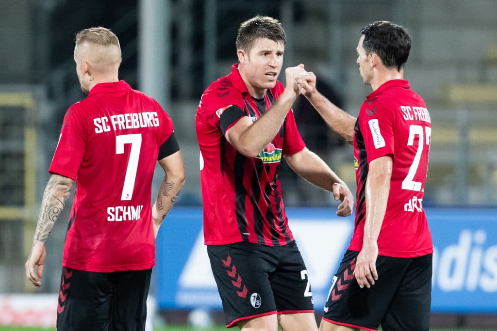 Con goles de grifo y Petersen el Freiburg vence 2-1 al Hertha Berlin y sigue soñando con la Europa League.