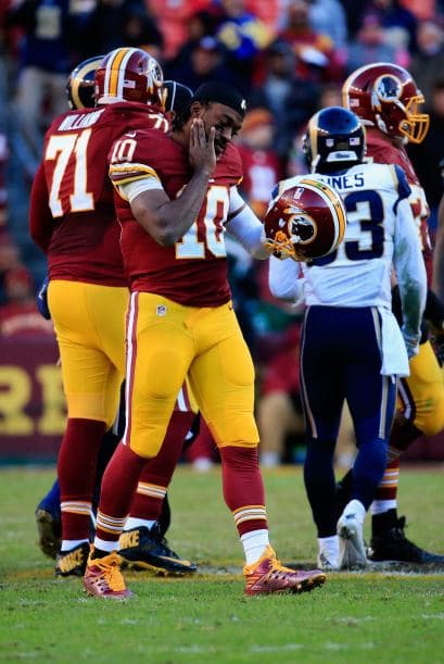 RG3 entró por lesión de Colt McCoy y fue capturado en una ocasión.