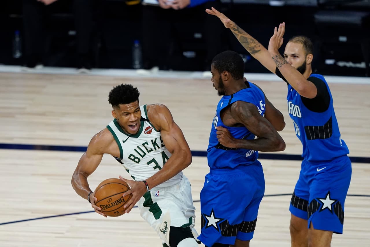 Los Milwaukee Bucks reaccionan en los Playoffs y le pegan 96-111 al Orlando Magic y empatan la serie.