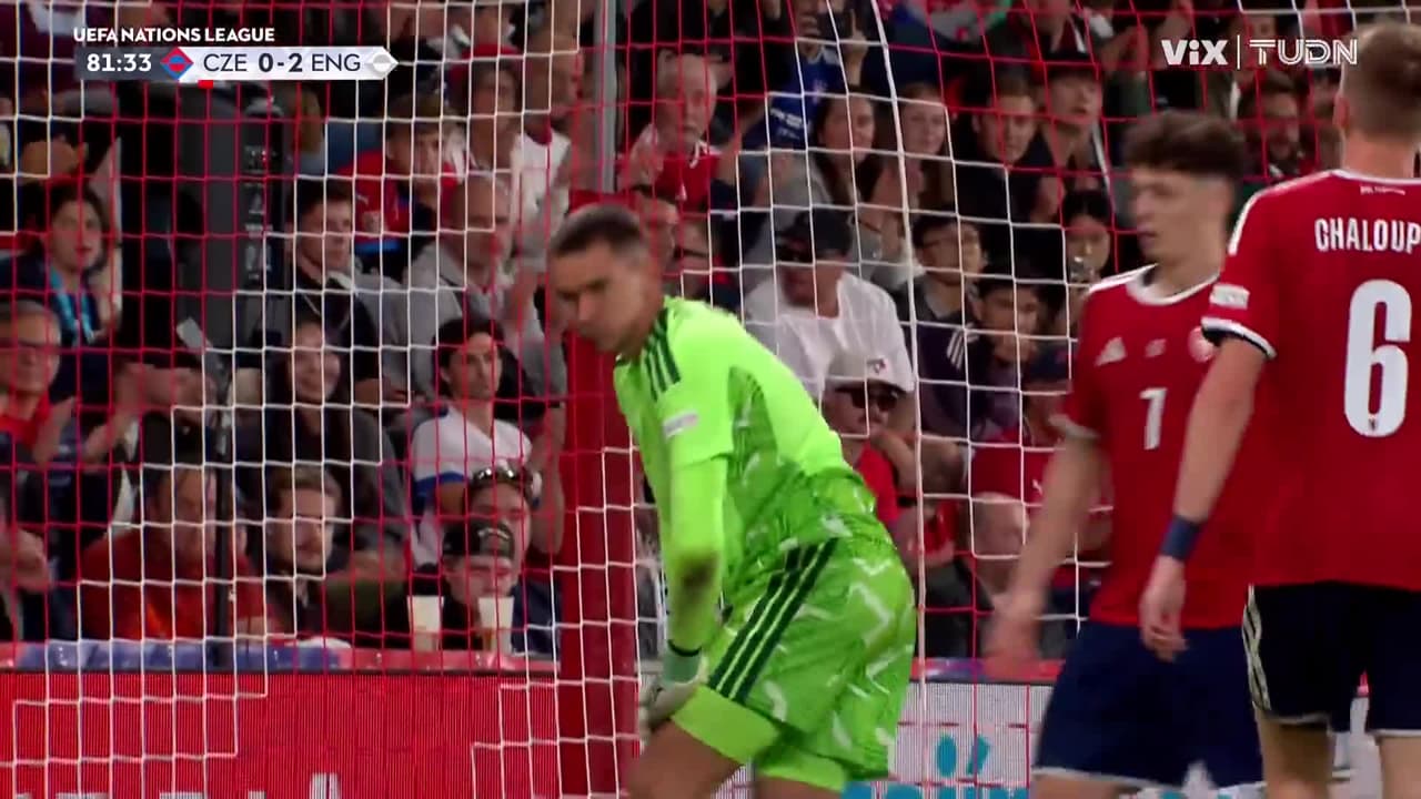 ¡SUPER KOVAR! El portero evita la goleada en Chequia