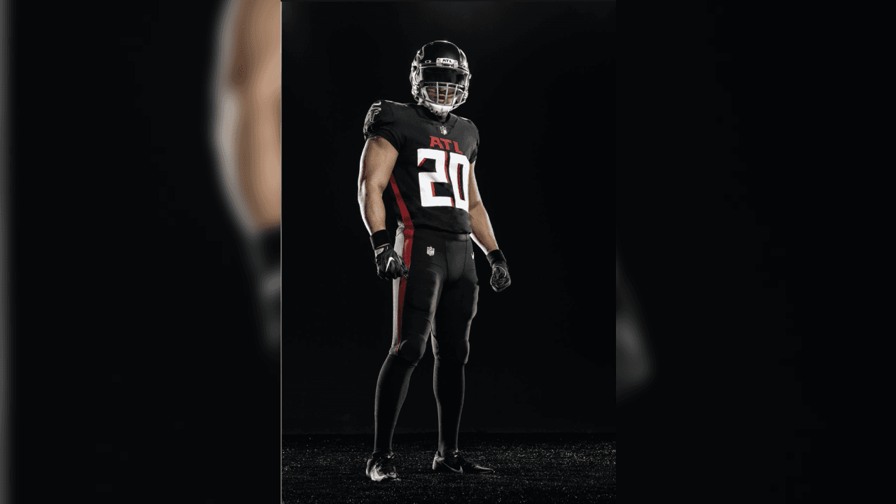 ¡Los Falcons presentan su nueva indumentaria! Con una gran variación en sus uniformes donde se eliminaron líneas en los hombros ahora predominan las tonalidades a un solo color. Así se prepara el equipo de Matt Ryan en la búsqueda de instalarse en otro Super Bowl.