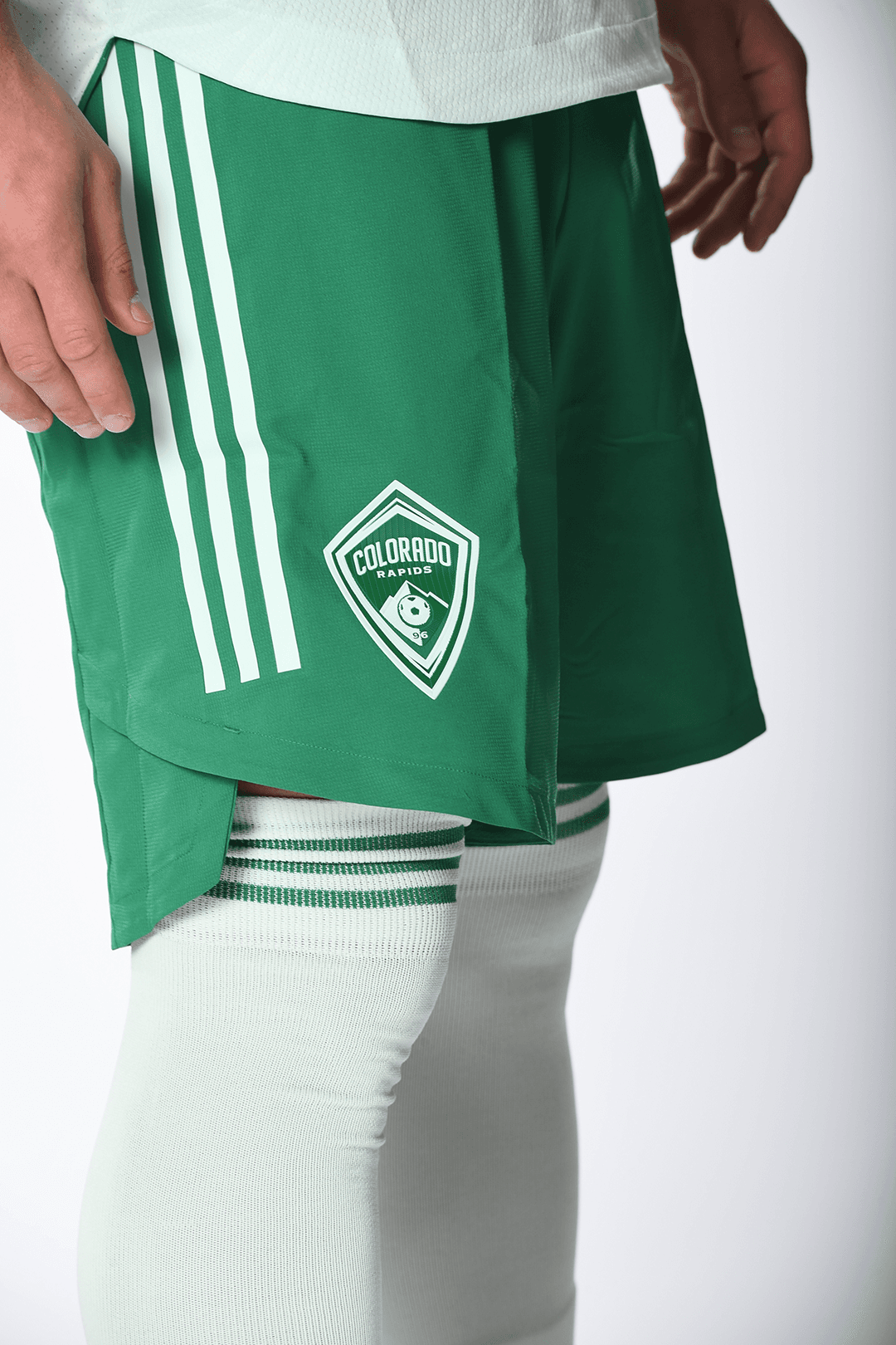 Al anunciar su camiseta Class 5, los Rapids también formaron una asociación con la Colorado Fourteeners Iniciative (CFI), una organización sin fines de lucro que preserva la integridad natural de los picos de más de 14 mil pies en Colorado. También el uniforme es un homenaje a las prendas inaugurales de la franquicia en el inicio de la liga.
<br>
