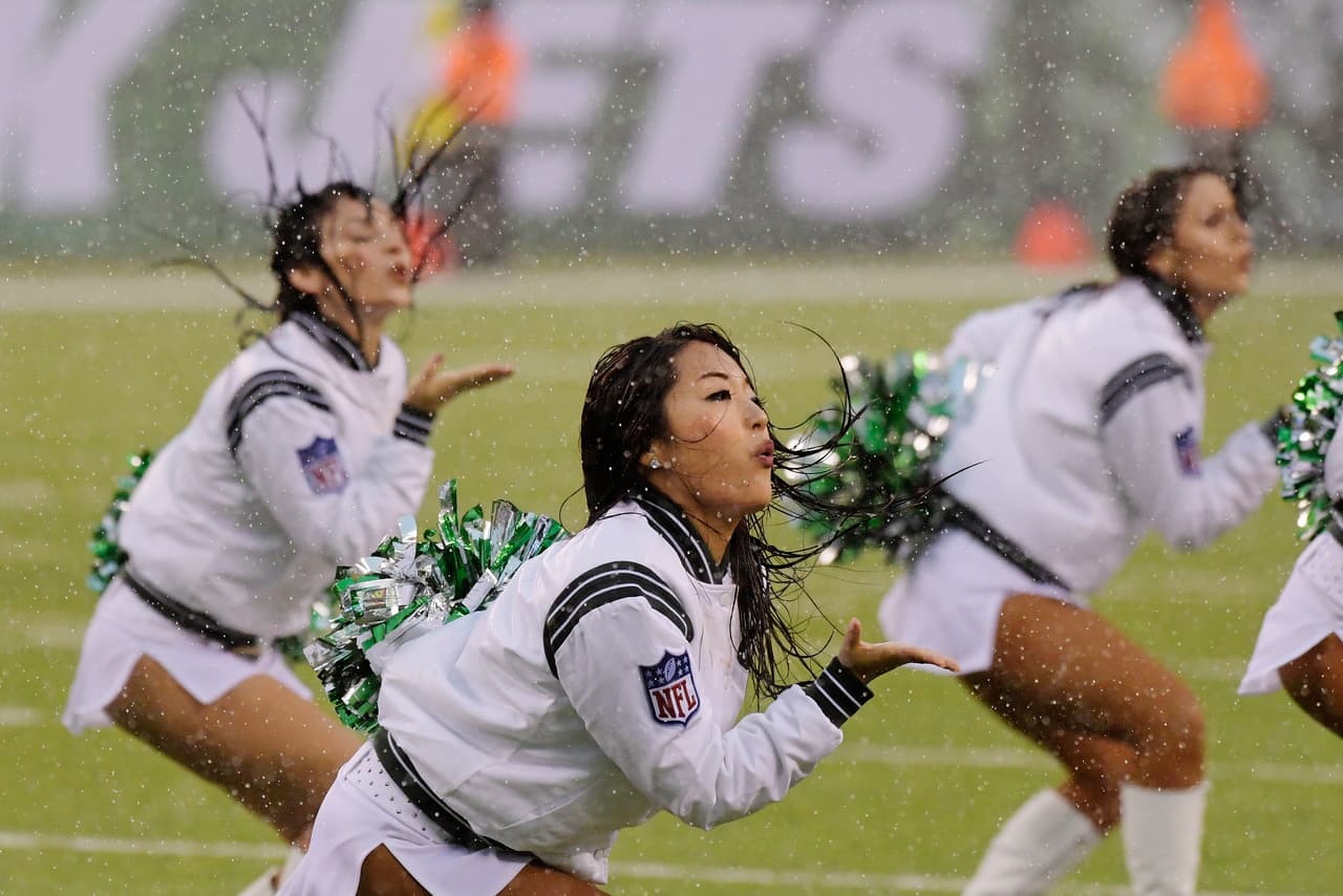 Las animadoras de los equipos de la NFL le dieron ese ingrediente extra al espectáculo y la fiesta del fútbol americano estadounidense, incluso, sin temer al clima en algunos casos.