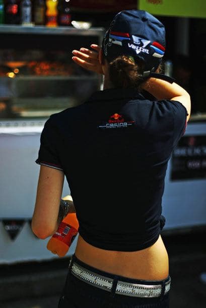 Esta aficionada húngara no pudo ocultar su preferencia por el alemán Sebastian Vettel.