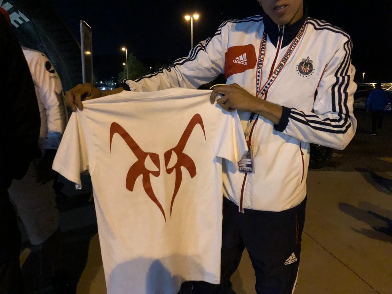 Playeras a la venta en las afueras del Estadio Akron previo al encuentro por la Jornada 13 del 
<a href="https://www.univision.com/deportes/futbol/liga-mx/*">Clausura 2019</a> entre Chivas de Guadalajara y Lobos BUAP.