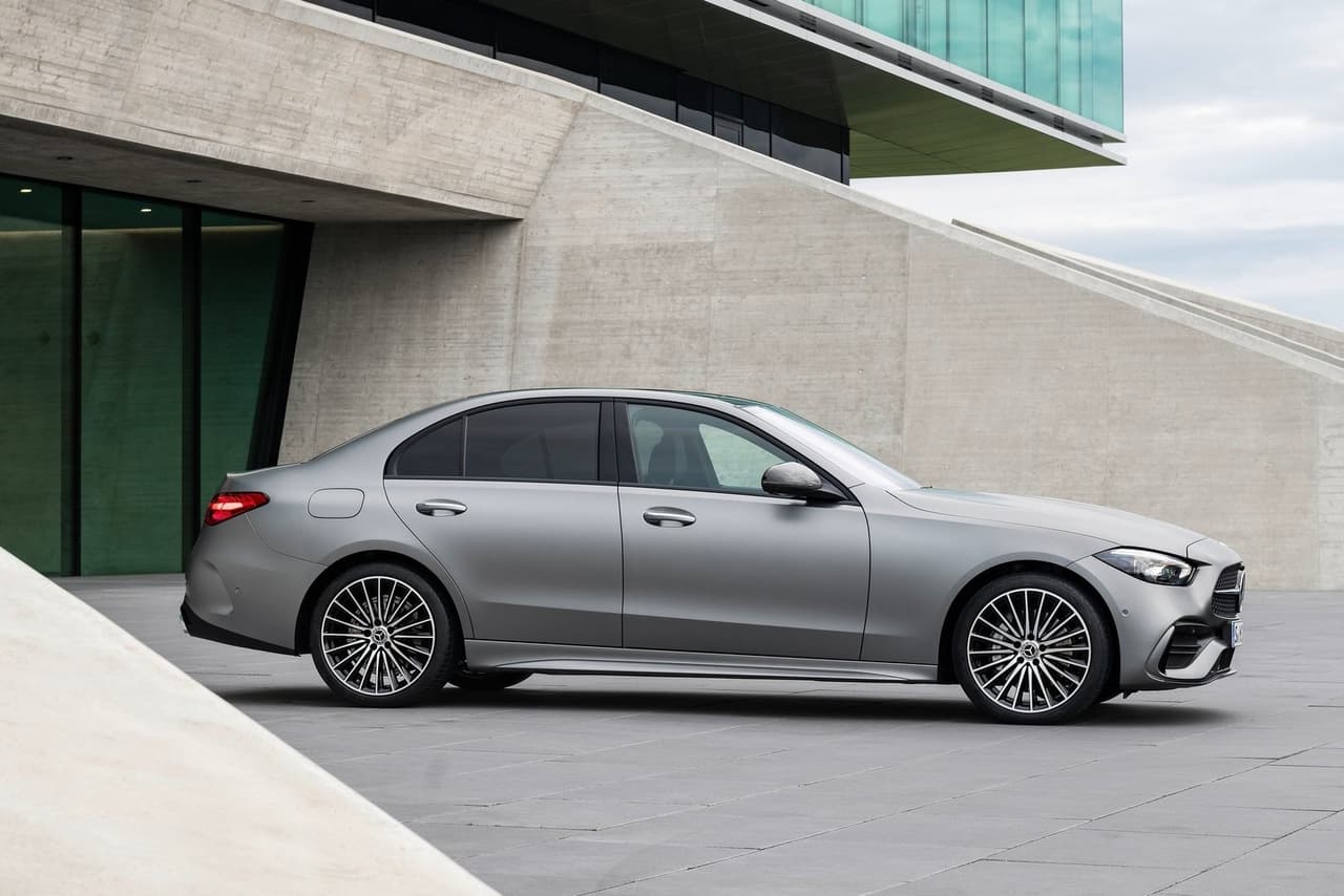 <h3 class="cms-H3-H3"><b>Mercedes-Benz</b></h3>
<br>
<br>La firma alemana dio a conocer que detendrá temporalmente la producción en dos de sus plantas en Alemania (Bremen y Rastatt). Espera que esta pausa dure al menos una semana.