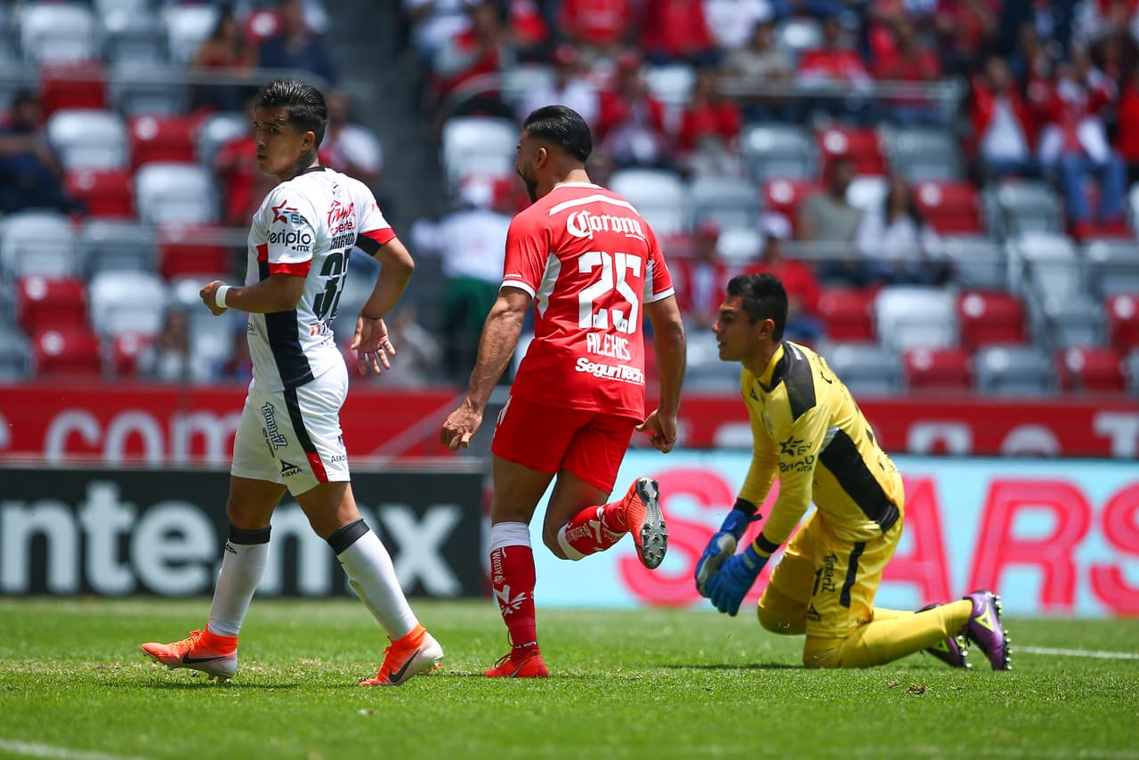 Y a los 37 minutos, el argentino Alexis Canelo aprovechó una confusión en el área de Lobos y de primera intención marcó el 1-0 en favor de los Diablos Rojos.