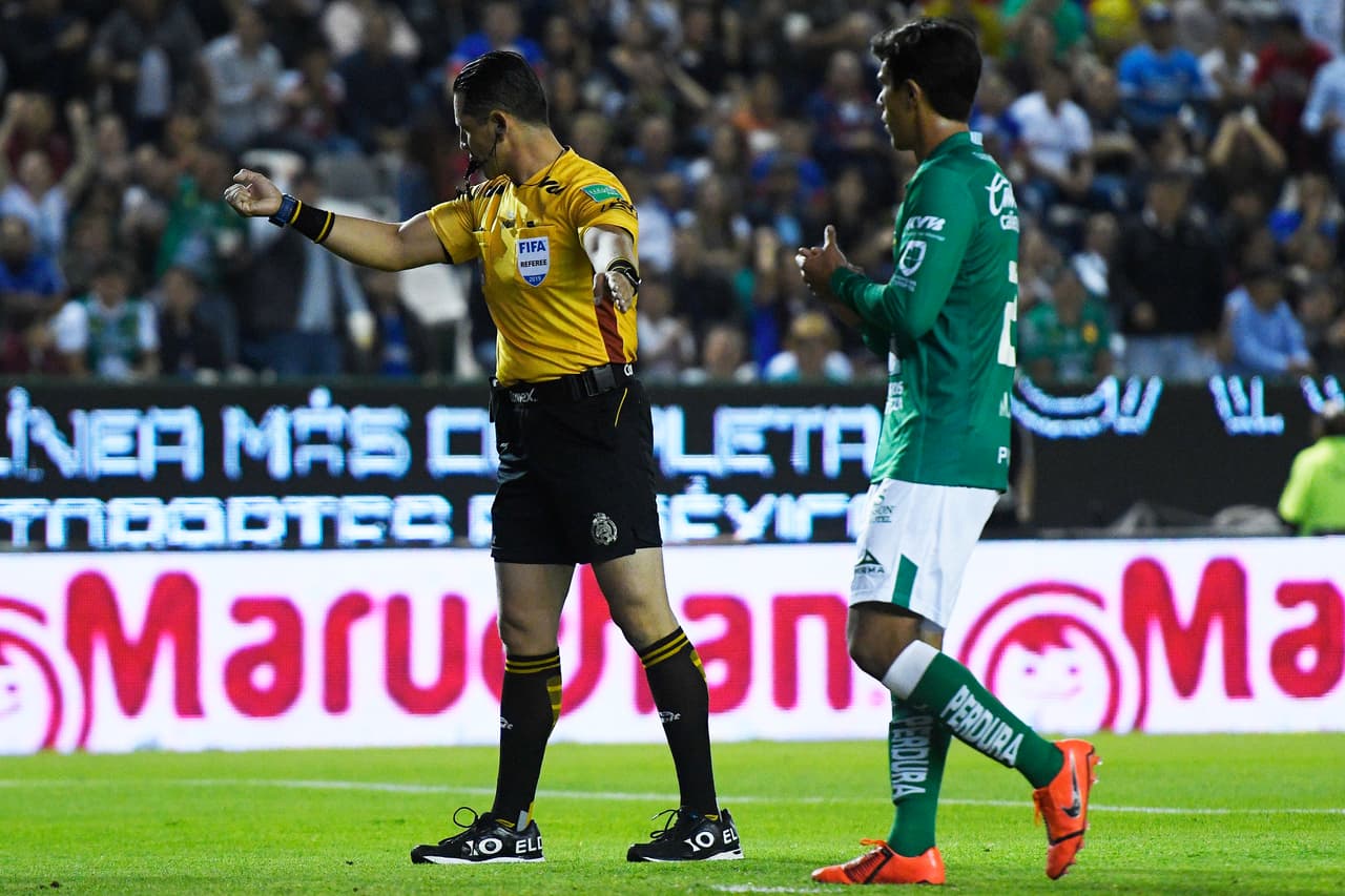 Apenas al minuto 14 el árbitro Diego Montaño decretó penal a favor del León por una falta de Yoshimar Yotún en el área.