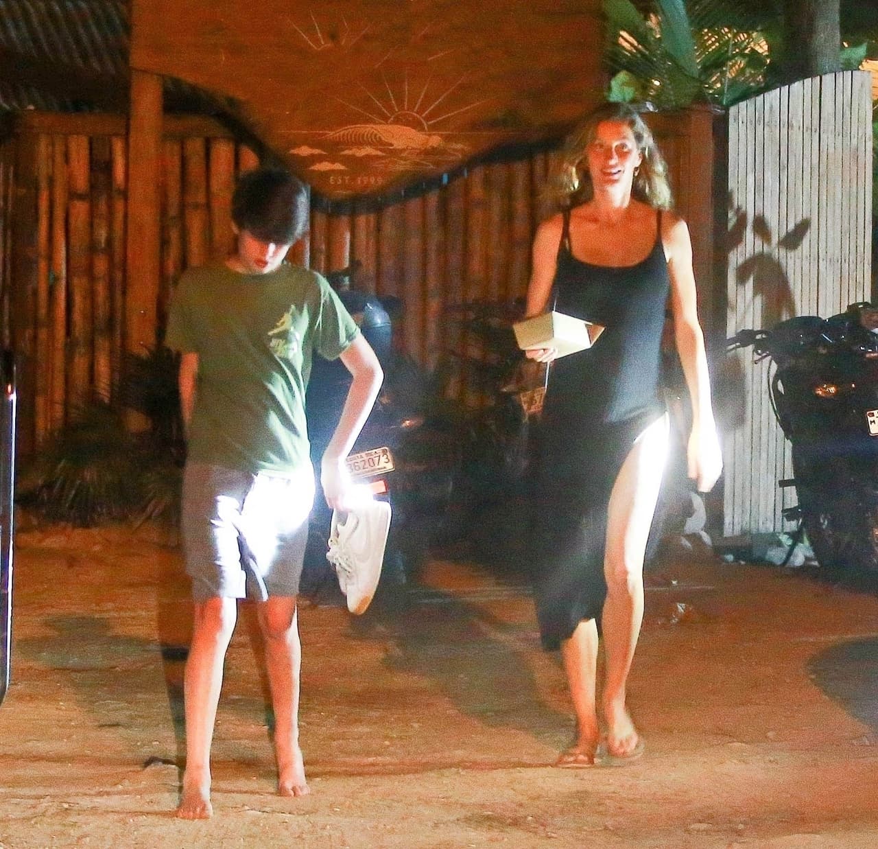 De acuerdo con medios deportivos como ESPN, Brady se sometió a una cirugía de rodilla al poco tiempo de haber ganado el Super Bowl con los Tampa Bay Buccanners, procedimiento que mantuvo en secreto hasta su aparición en el show 'The Late Late Show with James Corden', a principios de marzo.
<br>