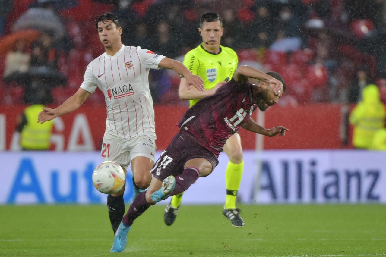 Sevilla no pasó del empate sin goles en casa ante la Real Sociedad y se rezaga en el intento de dar alcance al líder Real Madid.