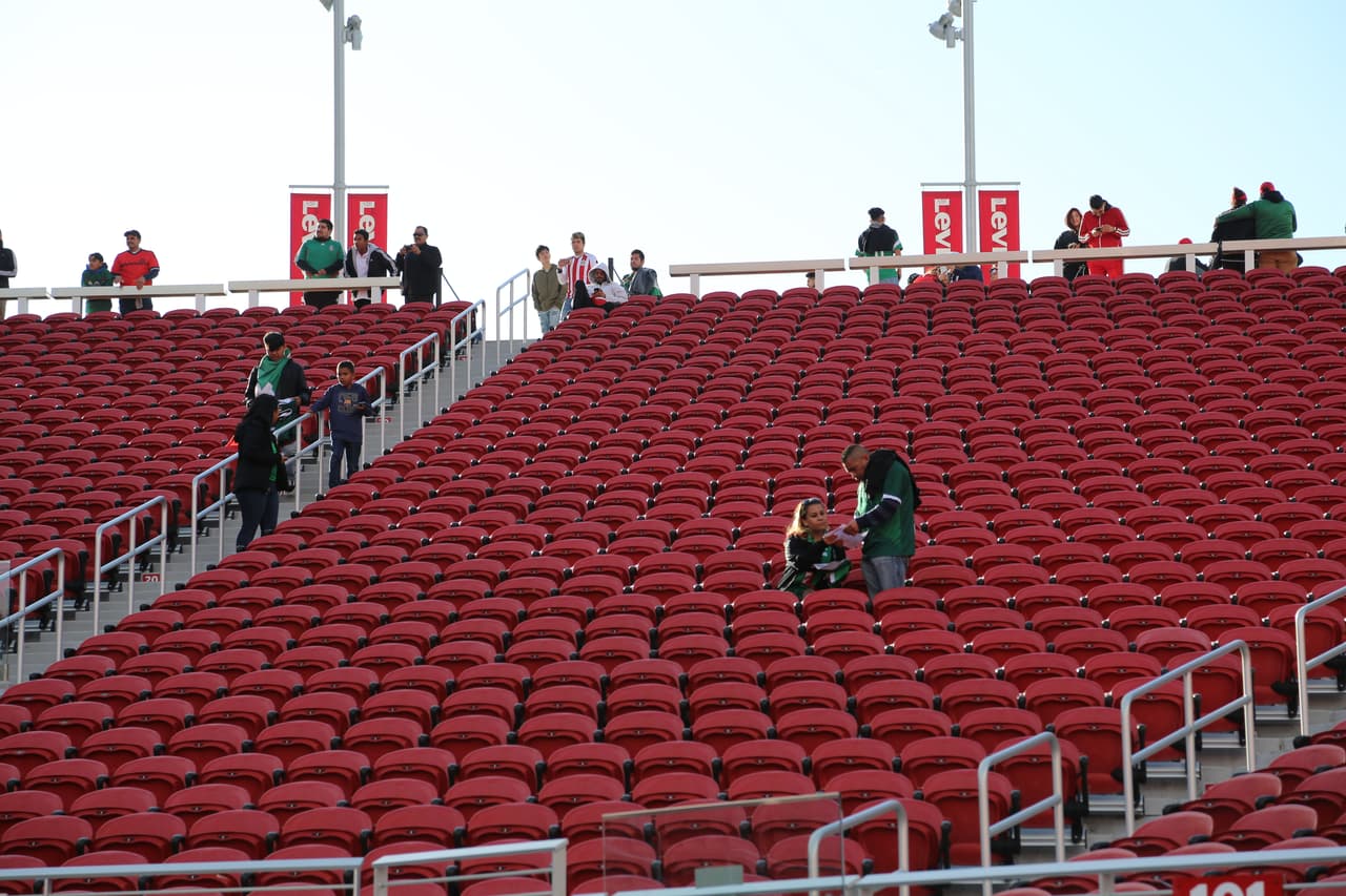 Seguimiento gráfico de los trabajos en cancha de los jugadores, las características del escenario y hasta la alegría de los asistentes en el Levi's Stadium en el partido de México contra Islandia.